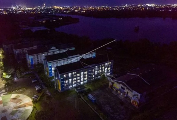 Foto aerial suasana malam hari menara tujuh dan delapan Wisma Atlet Jakabaring yang dijadikan tempat isolasi pasien COVID-19 di kawasan Jakabaring Sport City
