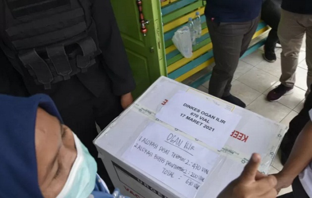 Petugas Dinas Kesehatan Provinsi Sumatera Selatan mendistribusikan vaksin ke setiap kabupatenkota,