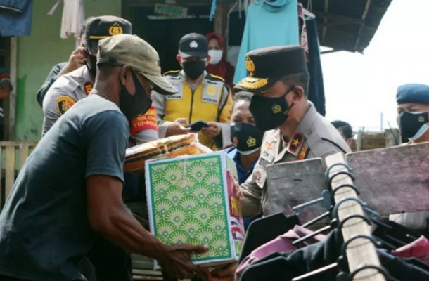 Wakapolda Sumsel, Brigjen Pol Rudi Setiawan bersama pejabat utama melaksanakan bakti sosial di Palembang,