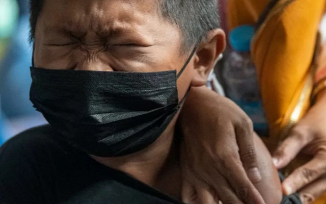Anak dengan usia 12-18 tahun mengikuti vaksinasi COVID-19 di RSUP Dr Mohammad Hoesin Palembang, Sumatera Selatan