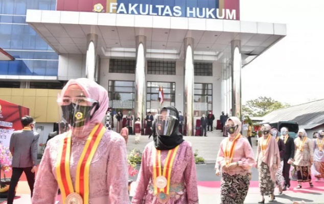 Arsip - Wisuda mahasiswa di Universitas Sriwijaya digelar secara langsung dengan kepatuhan protokol kesehatan yang ketat.