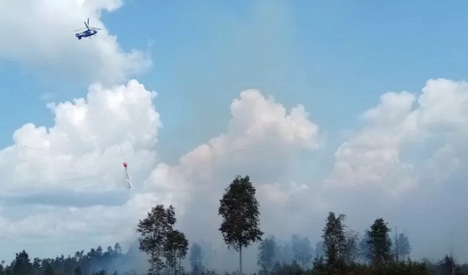 Helikopter waterbombing dikerahkan BPBD untuk memadamkan karhutla di Dusun 4, Desa Muara Medak, Kabupaten Bayung Lencir, Sumatera Selatan