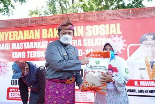 Ilustrasi - Gubernur Sumsel menyerahkan bantuan beras ke warga Kabupaten Ogan Komering Ulu yang terdampak COVID-19 di Baturaja