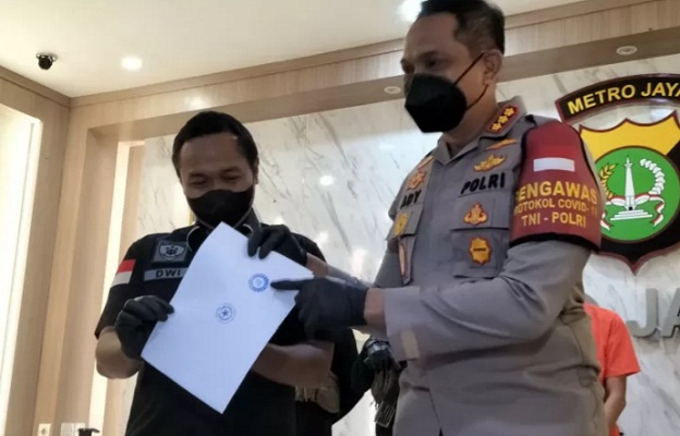 Kapolres Metro Jakarta Barat melakukan konferensi pers di gedung Polres Metro Jakarta Barat,