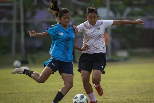 Pesepak bola Timnas putri Indonesia Helsya Maeisyaroh berebut bola dengan pesepak bola tim Bina Putra Cirebon dalam laga uji coba di Lapangan D, Kompleks Gelora Bung Karno, Jakarta