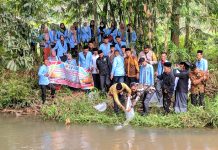 PERINGATI HARI SANTRI, MAHASISWA STIT AL-HIKMAH BUMI AGUNG WAY KANAN SEBAR RIBUAN BENIH IKAN